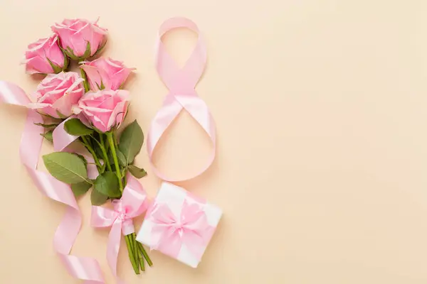 配以粉红玫瑰 礼品盒及八根彩带做的色彩背景 顶视图 妇女日的概念 — 图库照片