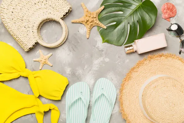 Beton zemin üzerinde plaj aksesuarları, düz yatış