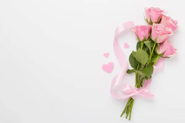 粉色玫瑰 有心脏的木制背景 顶部视图 情人节的概念 — 图库照片