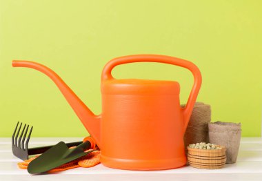 Ahşap masada turuncu bahçe aletleri