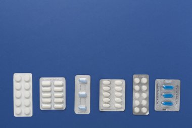 Renkli arka planda su toplayan haplar, üst görünüm