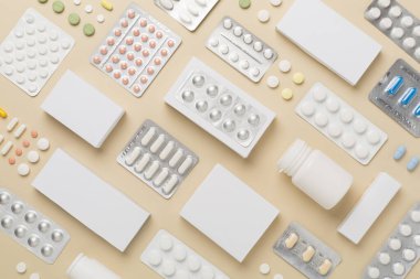 Renk arka plan üzerinde ilk yardım kiti ile düz yatıyordu kompozisyon