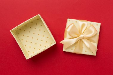 Renk arkaplanı, üst görünümde bej rengi açık hediye kutusu