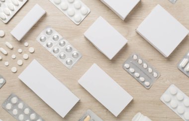 Su toplamada, kutularda ve ahşap arka planda farklı haplar vardı.