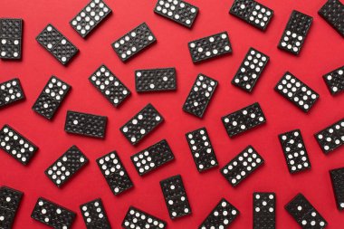 Renk arkaplan üzerinde siyah domino taşları, üst görünüm