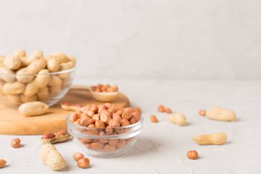 Beton masada soyulmuş ve soyulmamış fıstıklar.