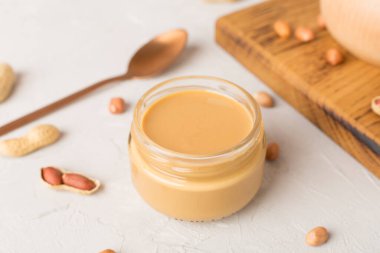 Beyaz arka plan üzerinde izole fıstık ezmesi Kase, üst görünümü