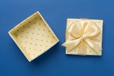 Renk arkaplanı, üst görünümde bej rengi açık hediye kutusu