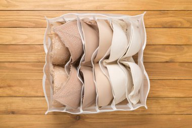 Ahşap arka planda iç çamaşırı düzenleyicisi, üst görünüm