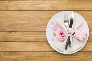 Ahşap arka planda Sevgililer Günü için şölen masası, üst manzara