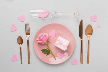 Renkli arka plan, üst görünüm Sevgililer Günü için şölen masası ayarları