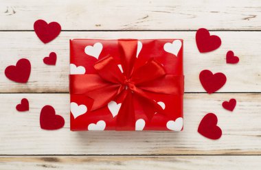 Ahşap arka planda Sevgililer Günü hediyesi, üst manzara.