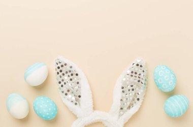 Renkli arka planda tavşanlı mavi paskalya yumurtaları, üst manzara