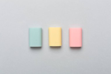 Renk arkaplanındaki renkli silgi, üst görünüm