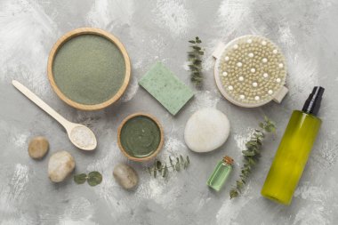 Beton zemin üzerinde kozmetik kil ve spa ürünleri ile kompozisyon, üst görünüm