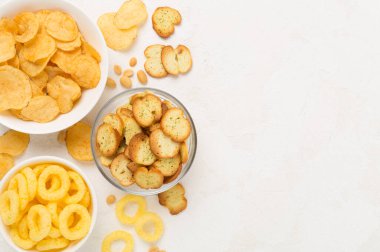 Beton arka planda çeşitli sağlıksız atıştırmalıklar, üst manzara