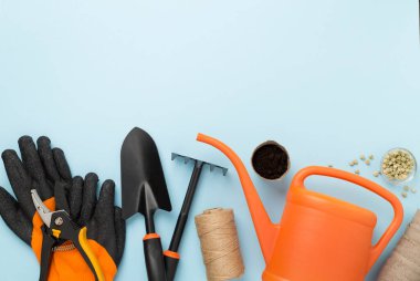 Renk arkaplanı üzerinde turuncu bahçe araçları, üst görünüm
