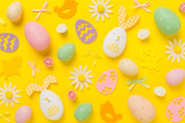 Paskalya yumurtaları ve renk arkaplanı dekorasyonu, üst görünüm