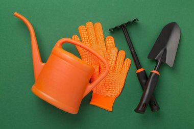 Renk arkaplanı üzerinde turuncu bahçe araçları, üst görünüm