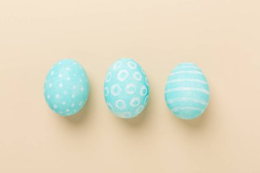 Renkli arka planda mavi paskalya yumurtaları, üst görünüm