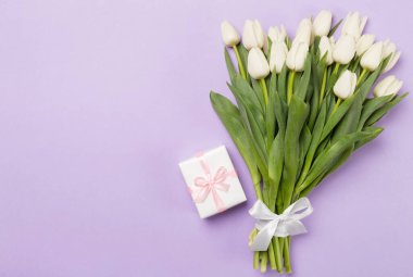 Beyaz lale buketi. Renkli arka plan, üst manzara.