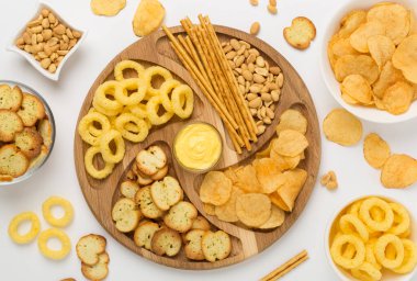 Ahşap arka planda sağlıksız atıştırmalıklar olan tahta, üst görünüm