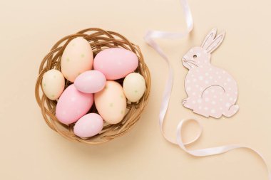 Renkli arka planda yumurtaları olan Paskalya tavşanı.