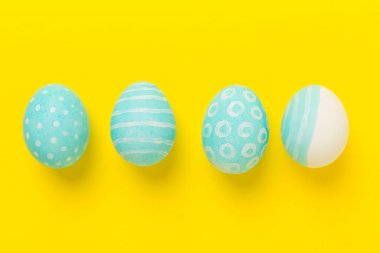 Renkli arka planda mavi paskalya yumurtaları, üst görünüm