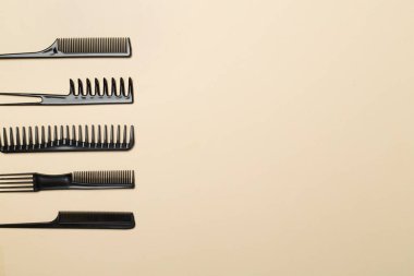 Renk arkaplanı, üst görünüm profesyonel tarak ve kuaför araçları