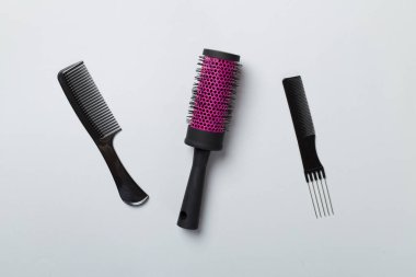 Renk arkaplanı, üst görünüm profesyonel tarak ve kuaför araçları