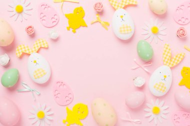 Paskalya yumurtaları ve renk arkaplanı dekorasyonu, üst görünüm