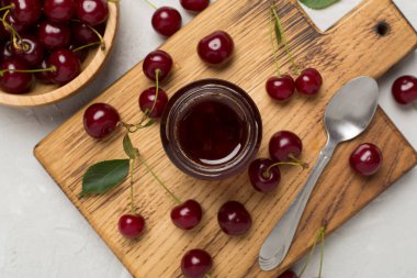 Beton arka planda vişne reçeli ile düz yatıyordu