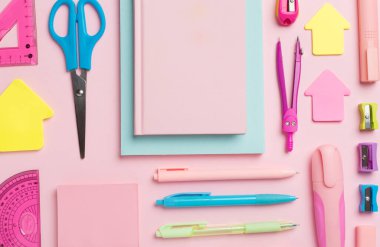 Renkli arka plan, üst görünüm üzerine renkli okul kırtasiyesi ile düz yatıyordu