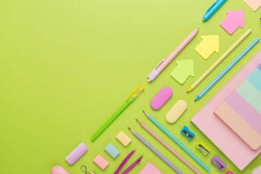 Renkli arka plan, üst görünüm üzerine renkli okul kırtasiyesi ile düz yatıyordu