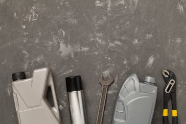 Beton arka planda araç gereçleri ve aksesuarlar, üst görünüm