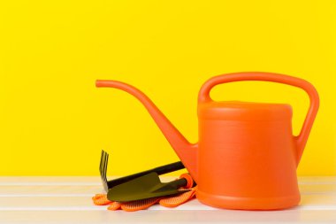 Ahşap masada turuncu bahçe aletleri