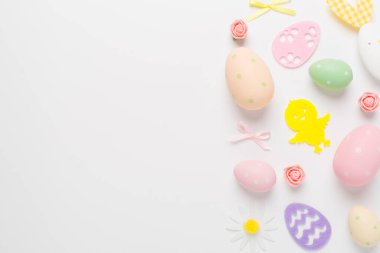 Paskalya yumurtaları ve renk arkaplanı dekorasyonu, üst görünüm