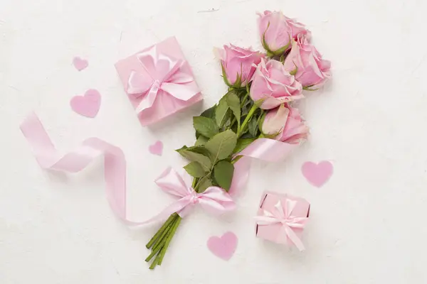 粉红玫瑰与心和礼品盒的混凝土背景 顶视图 情人节的概念 — 图库照片