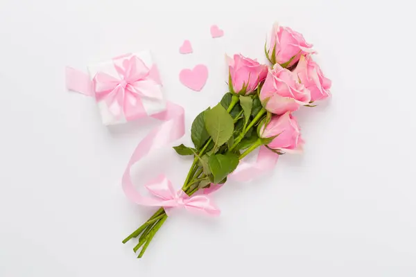 粉色玫瑰与红心和礼品盒的色彩背景 顶视图 情人节的概念 — 图库照片