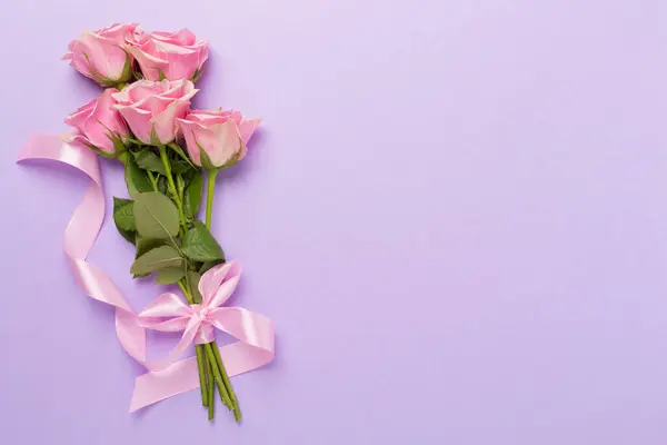 粉色玫瑰 有红心背景 顶视图 情人节的概念 — 图库照片