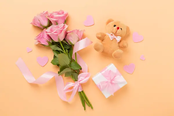 Rosas Cor Rosa Com Corações Caixa Presente Sobre Fundo Cor — Fotografia de Stock