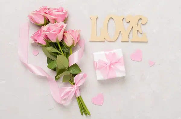Rosa Rosas Com Corações Caixa Presente Fundo Concreto Vista Superior — Fotografia de Stock