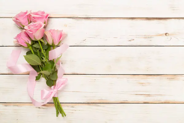 Rosa Rosas Com Corações Fundo Madeira Vista Superior — Fotografia de Stock