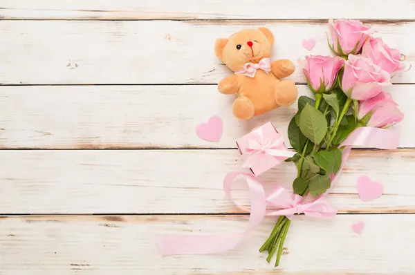 Rosa Rosas Com Corações Caixa Presente Fundo Madeira Vista Superior — Fotografia de Stock