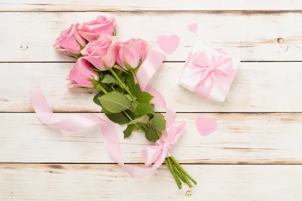 Рожеві Троянди Сердечками Подарункова Коробка Дерев Яному Фоні Вид Зверху — стокове фото