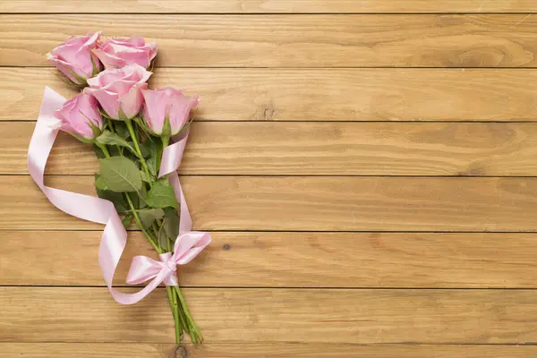 木制背景的粉红色玫瑰 顶视图 — 图库照片
