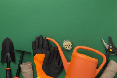 Renk arkaplanı üzerinde turuncu bahçe araçları, üst görünüm