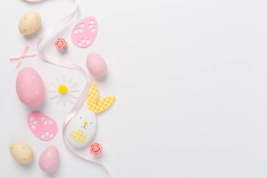 Paskalya yumurtaları ve renk arkaplanı dekorasyonu, üst görünüm