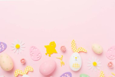 Paskalya yumurtaları ve renk arkaplanı dekorasyonu, üst görünüm
