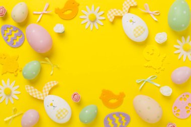 Paskalya yumurtaları ve renk arkaplanı dekorasyonu, üst görünüm